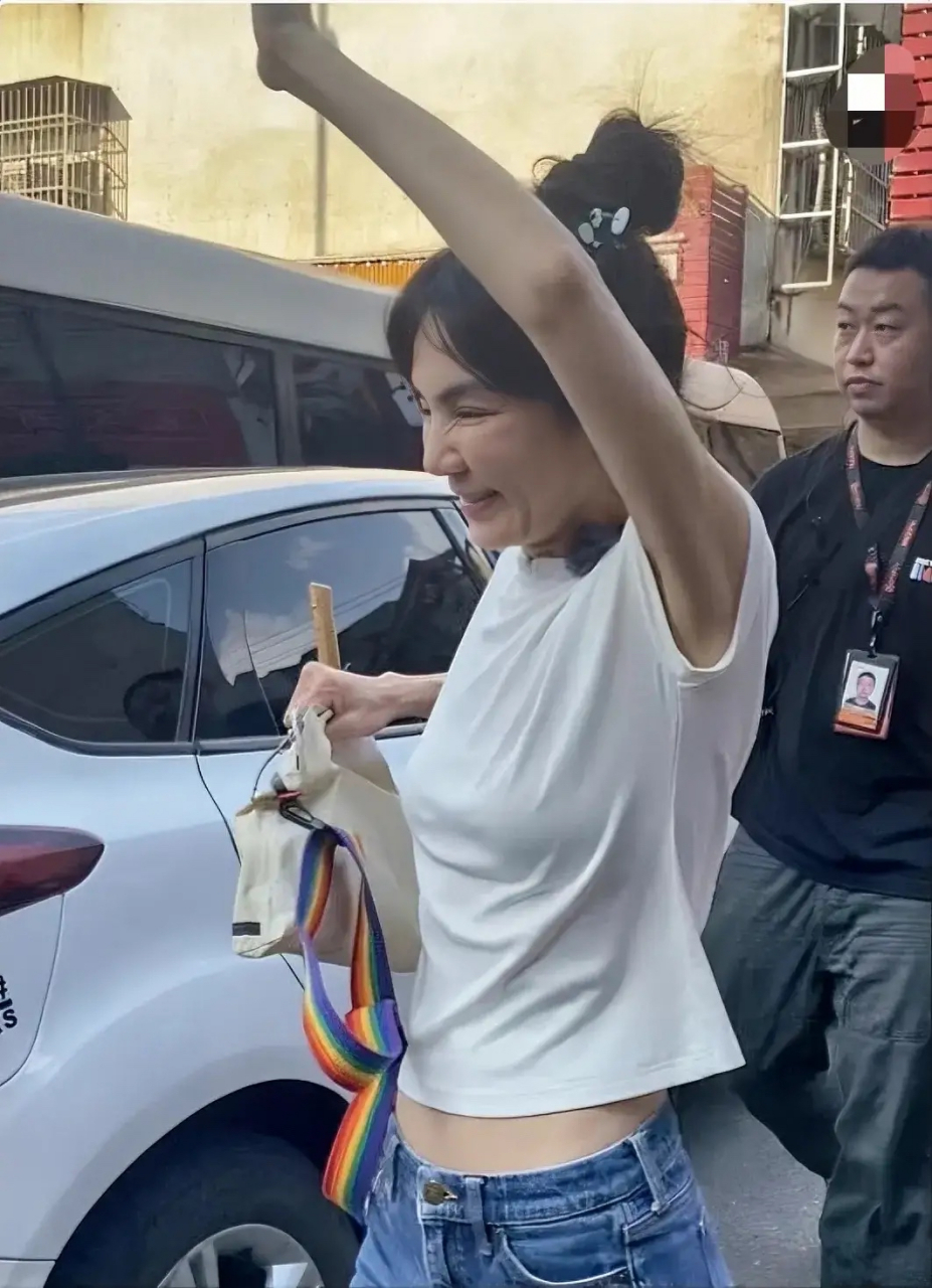 偶遇ella陈嘉桦,她本人脸怎么了?