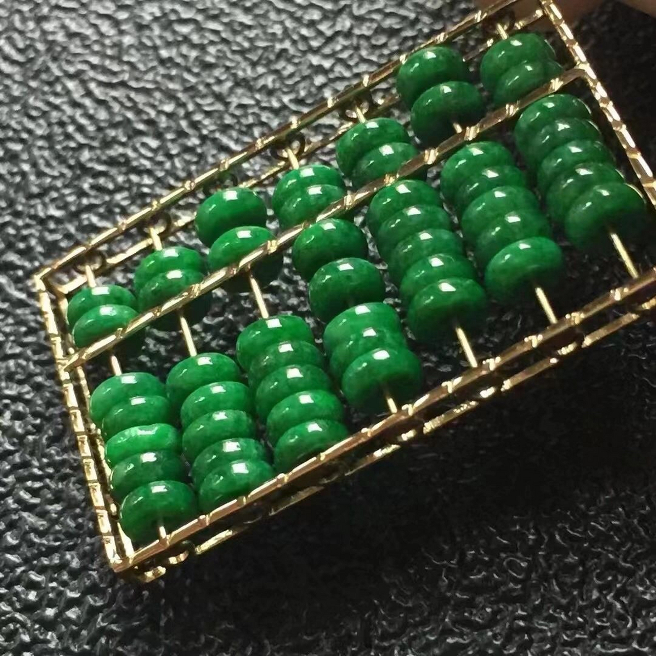 色泽浓郁,玉质细腻寓意招财进宝的翡翠算盘吊坠#翡翠手镯