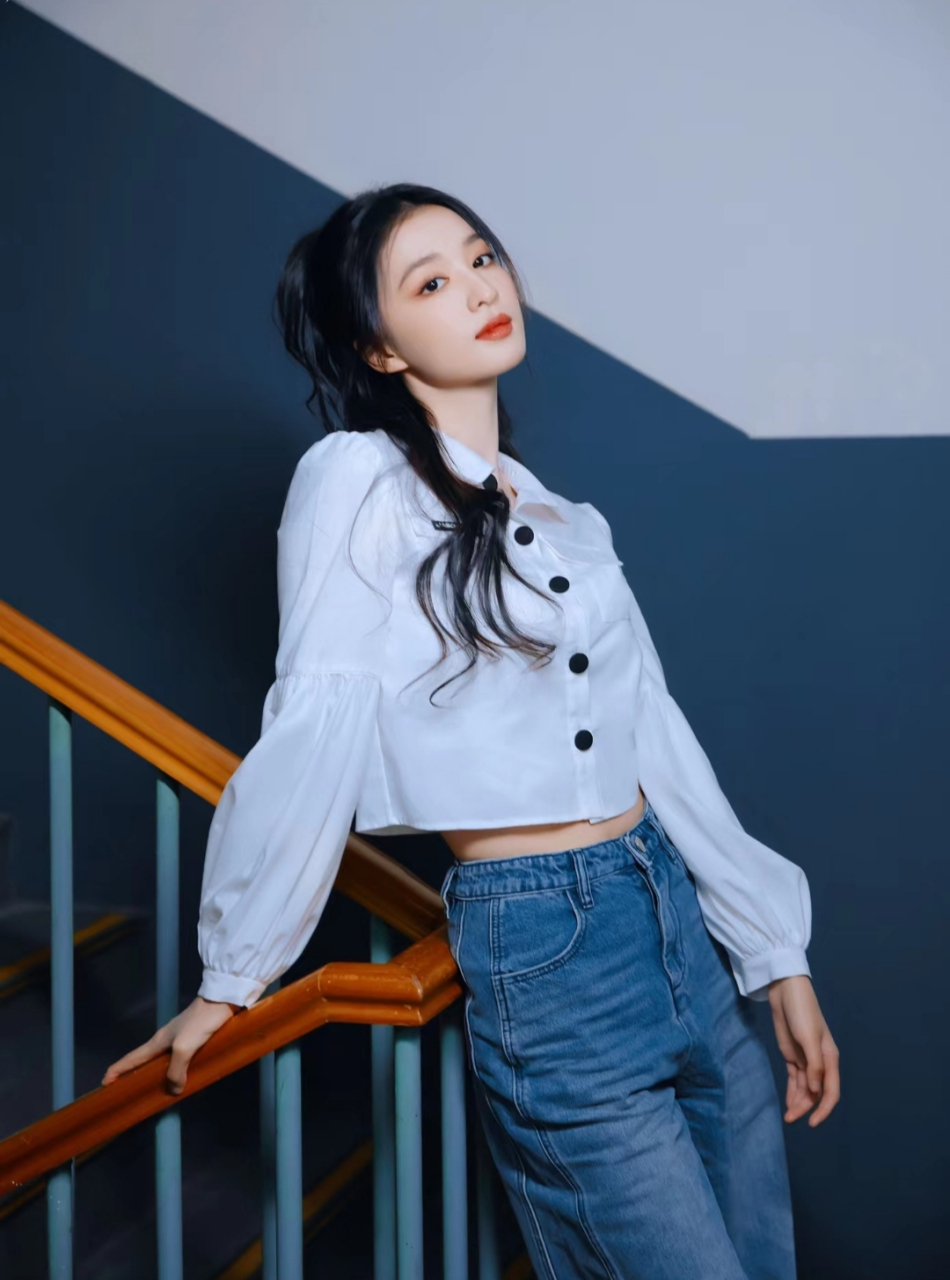 王楚然身穿白色上衣搭配牛仔长裤,优雅精致,清新靓丽,温婉可人!
