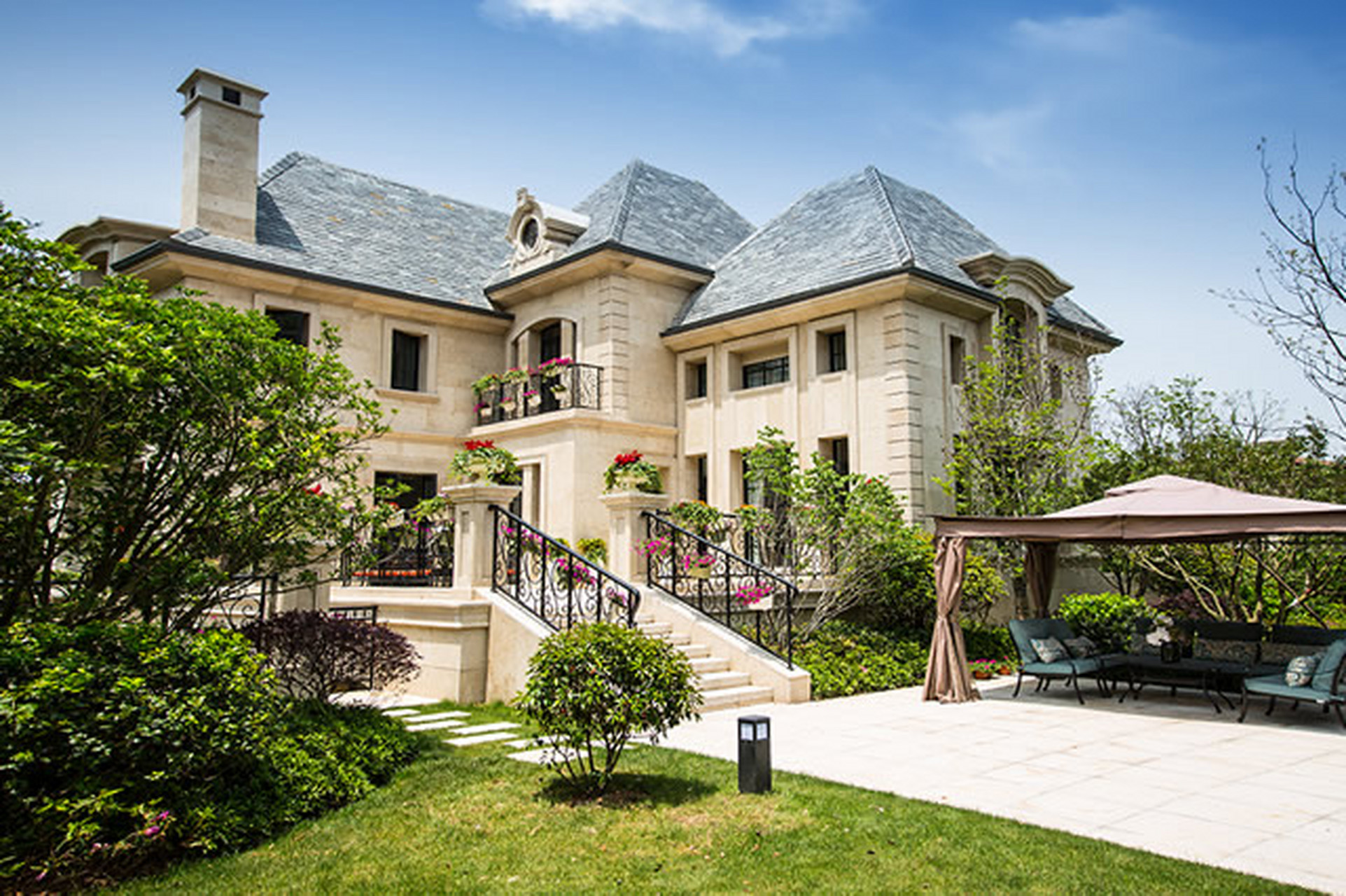 南京10大顶级豪宅排行:  1,泰来怡然:位于江北新区,最高售价达2.