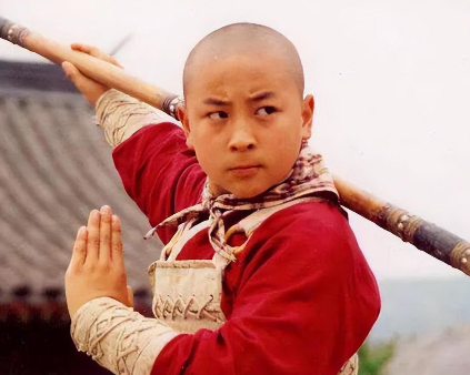 释小龙和谢苗罕一起合影!他们的肤色黝黑,充满了男人味