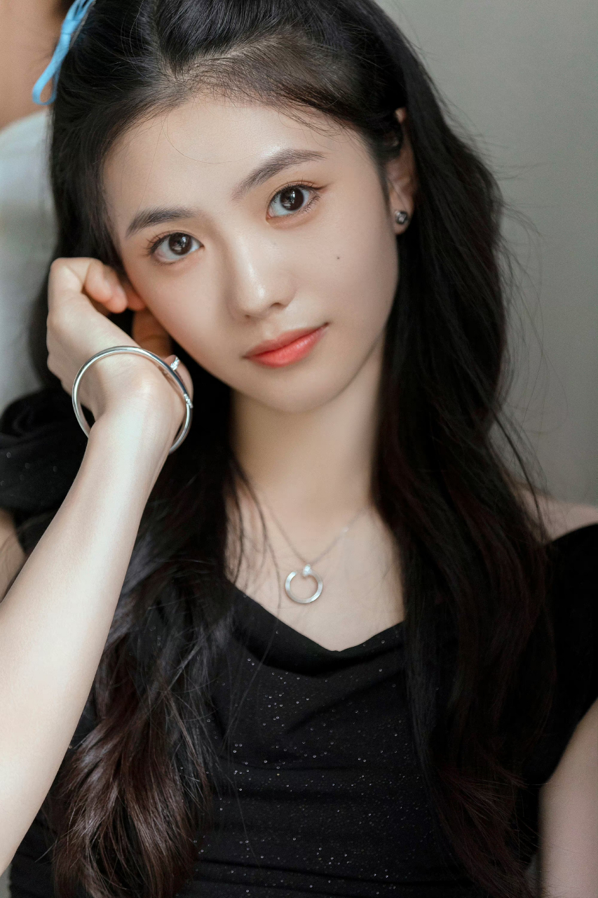 刘浩存黑色仙女短裙# 刘浩存黑色仙女短裙,青春活力,元气满满~期待