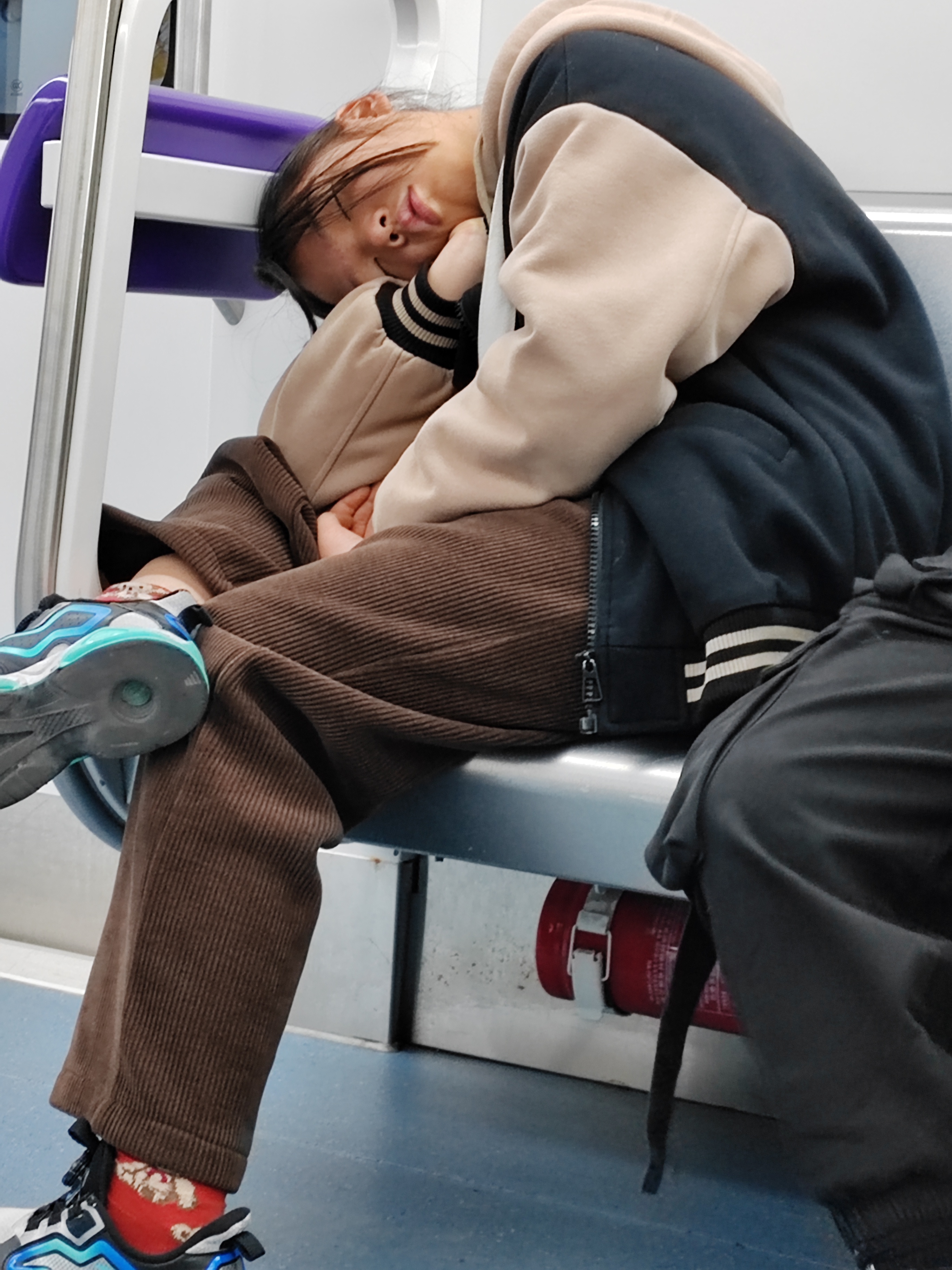 当一个人困乏的时候,没有什么可以阻挡休息的步伐!