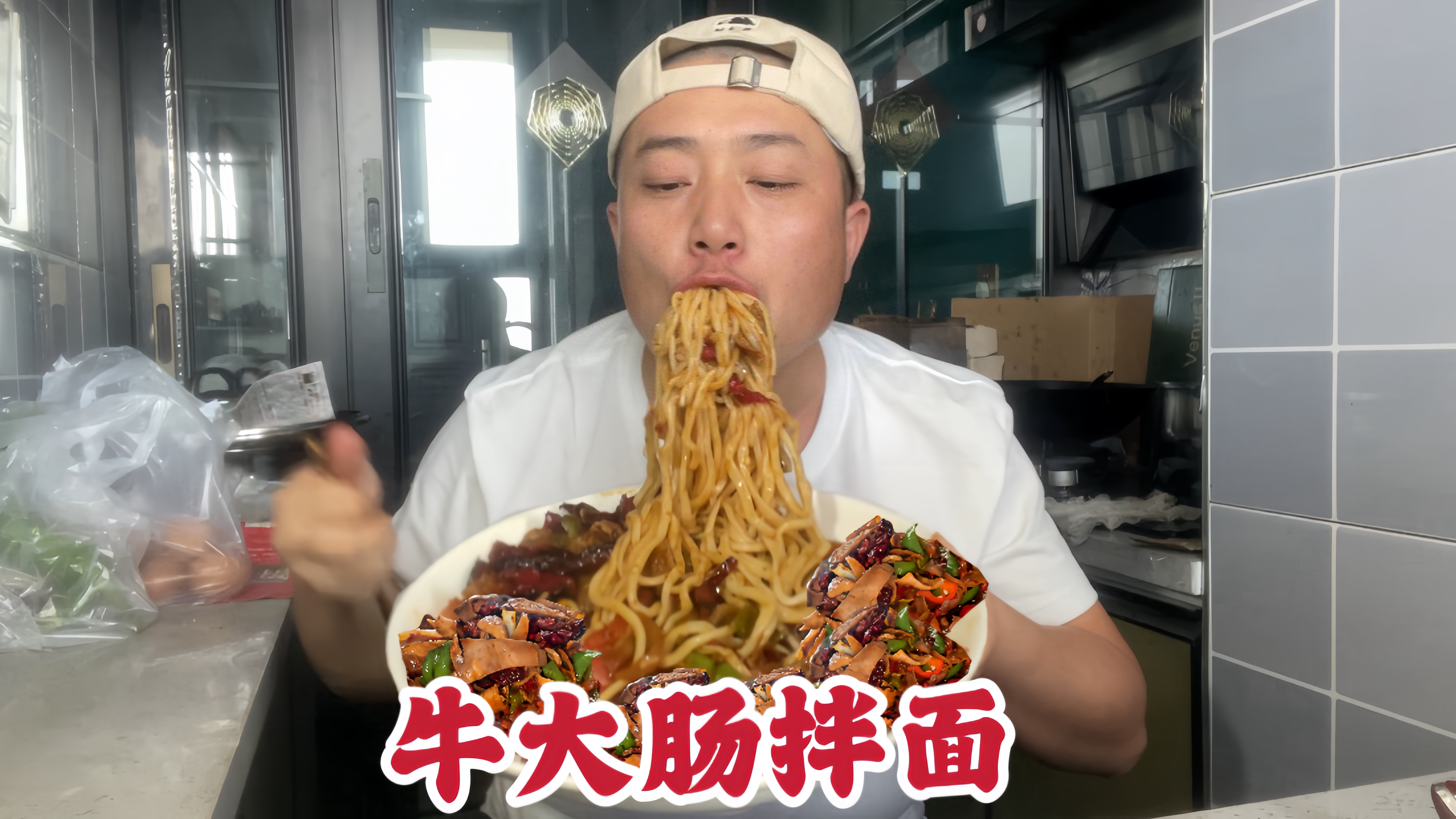 买600克牛肠子做新疆爆辣牛大肠拌面,配上8颗生大蒜,味道太独特