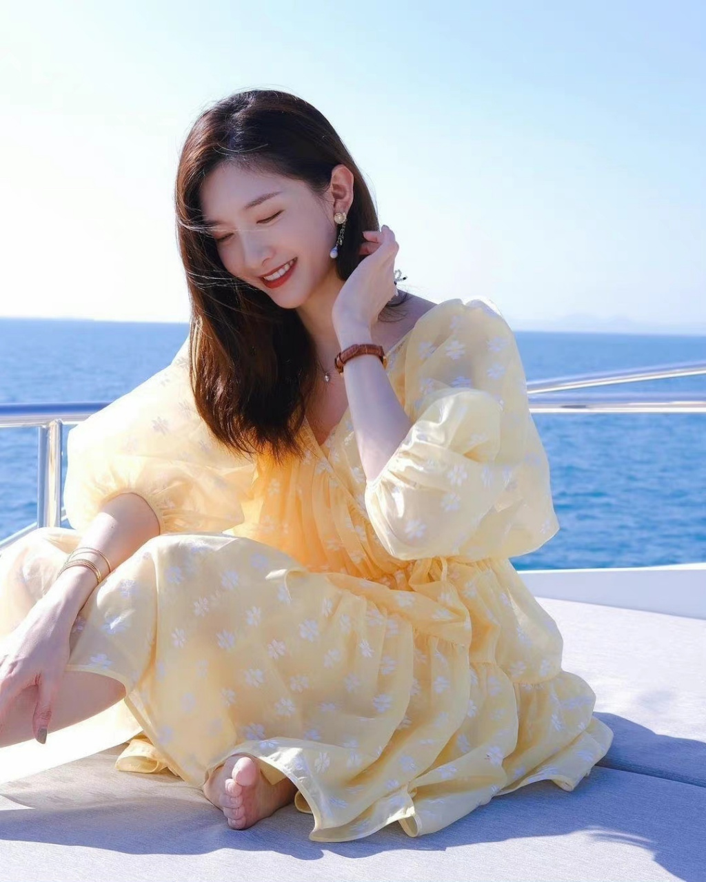 江疏影光着小脚丫坐在游轮上,看样子这次旅行还不错,笑容满面.