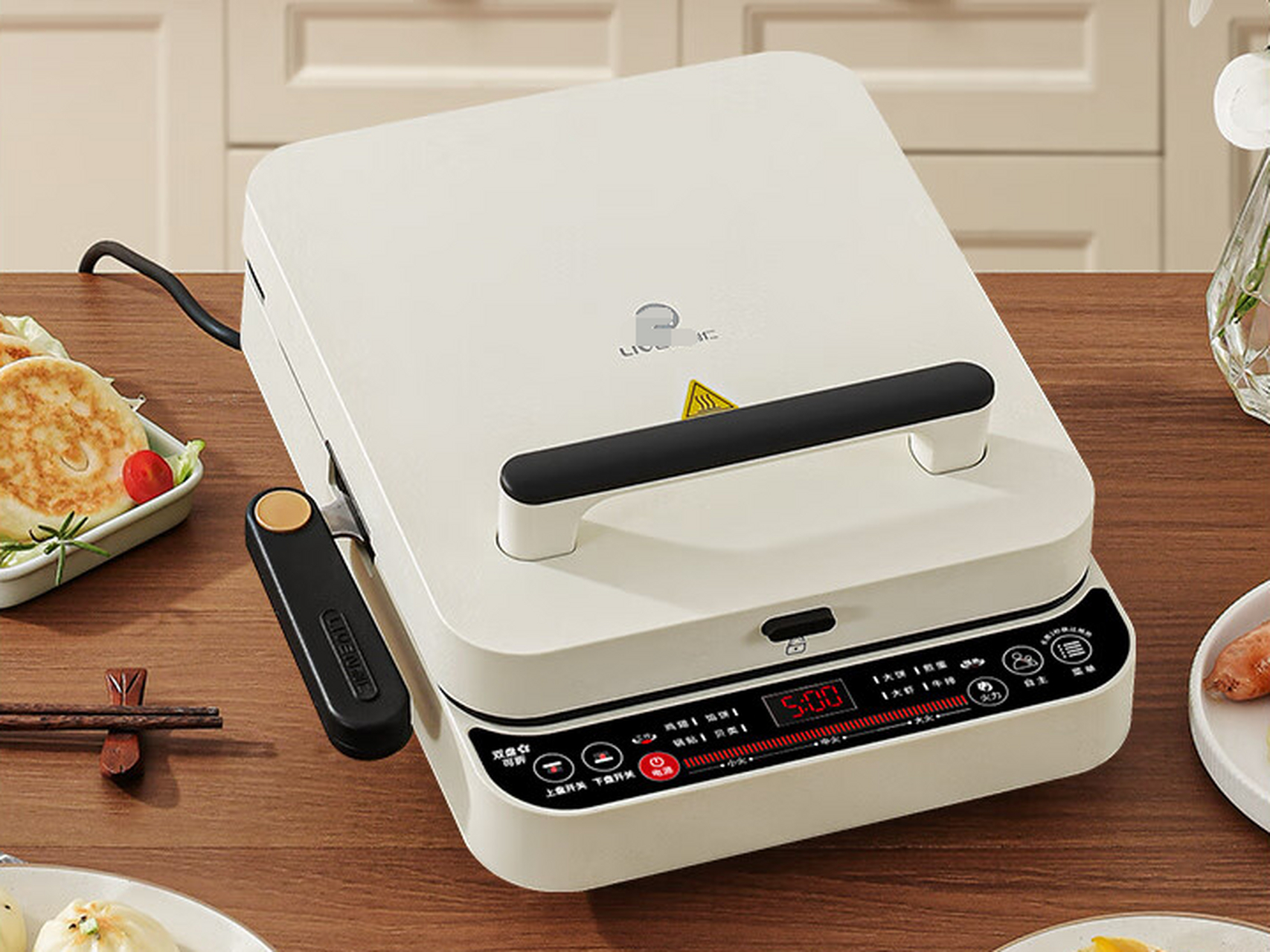 利仁电饼铛是一款多功能,加热均匀,快速,设计人性化的家用电器,可以烤