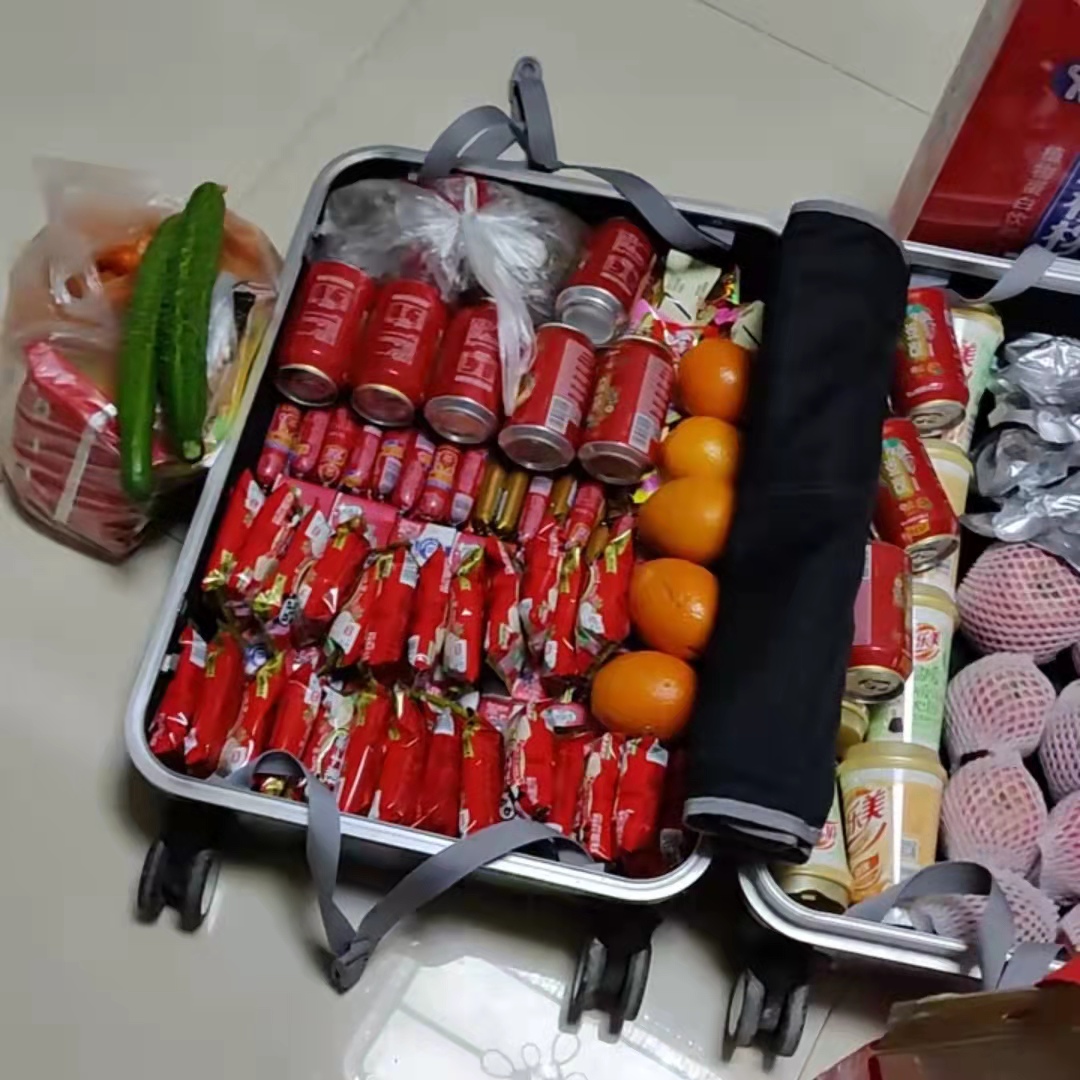 河南周口:研究生儿媳开学,公婆往行李箱装满零食,网友:全是爱