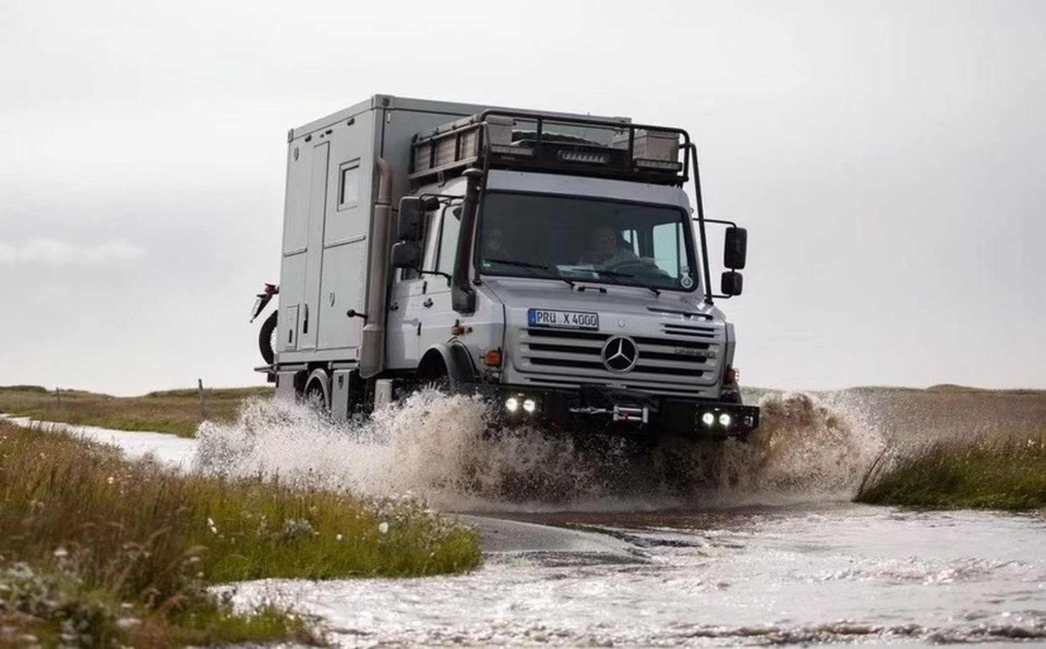 乌尼莫克6×6房车图片