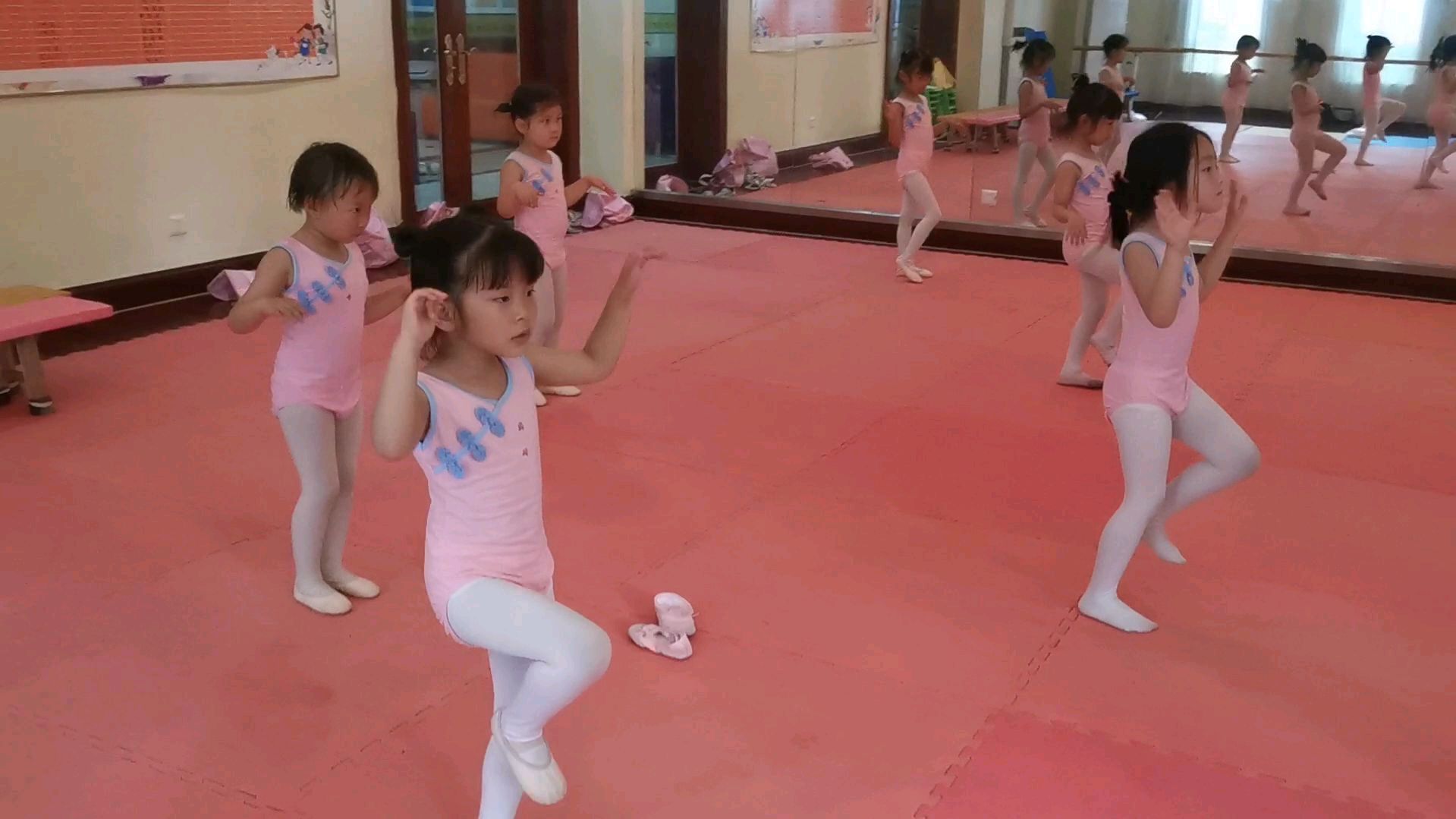 课堂实录50:《小鸡过河》