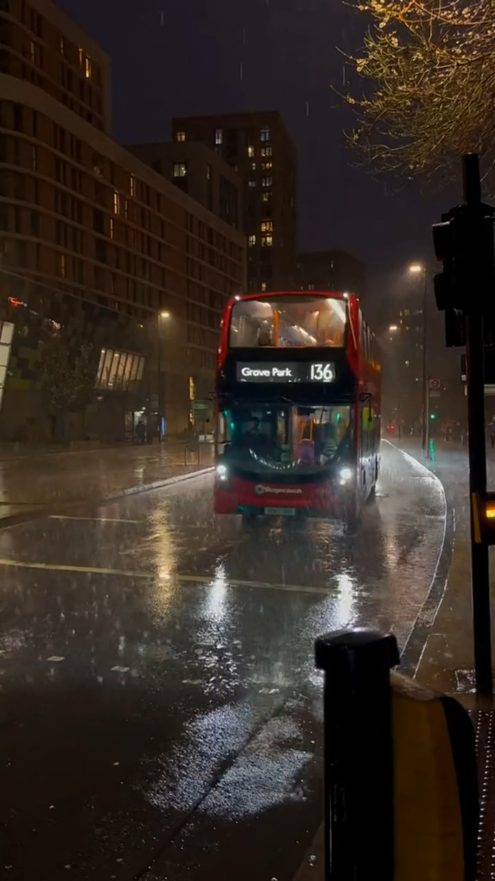 静静的雨夜,慢慢的走在街上,享受一个人的孤独