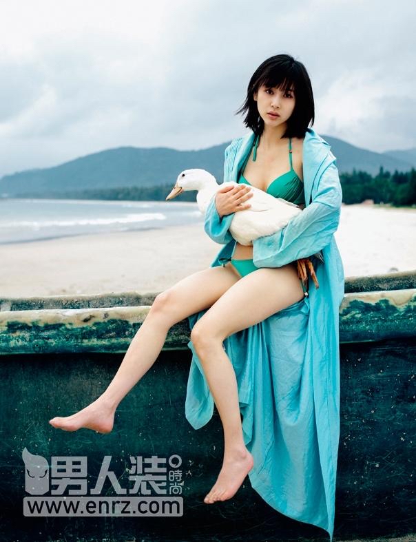 "妖精"王子文《男人装》大胆秀身材,性感有料!