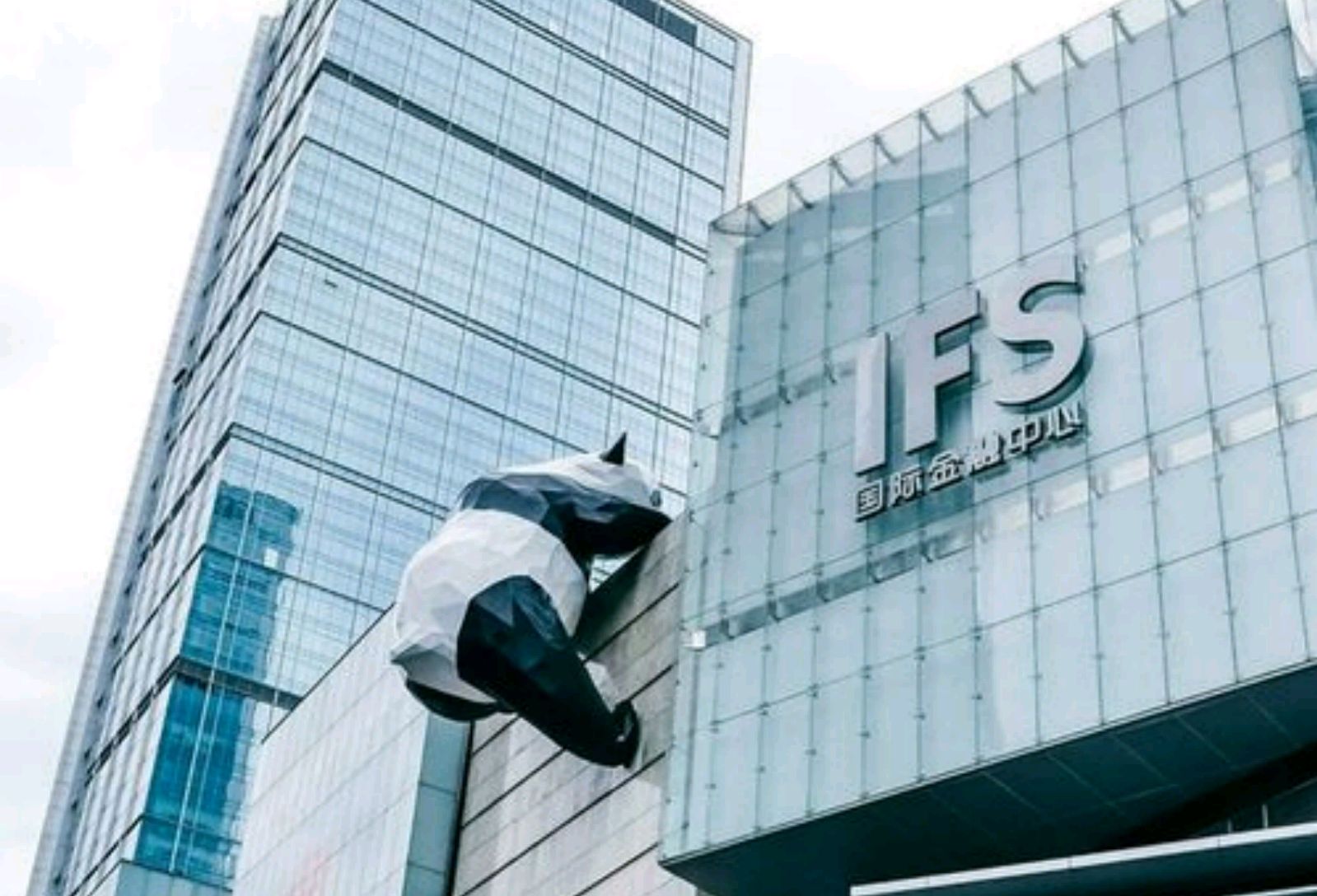 游客看到成都"国金中心"建筑,引发网友热议:中国建设很强大