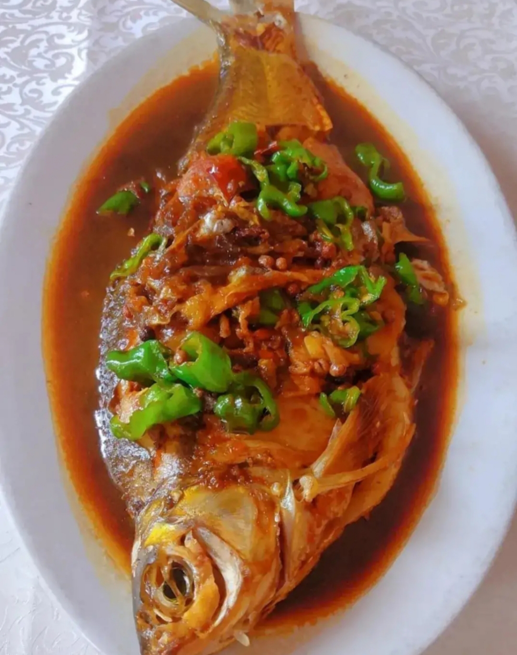 我的美食分享#  红烧鳊鱼  食材:鳊鱼,大蒜,辣椒,  做法:  1,鳊鱼舷 