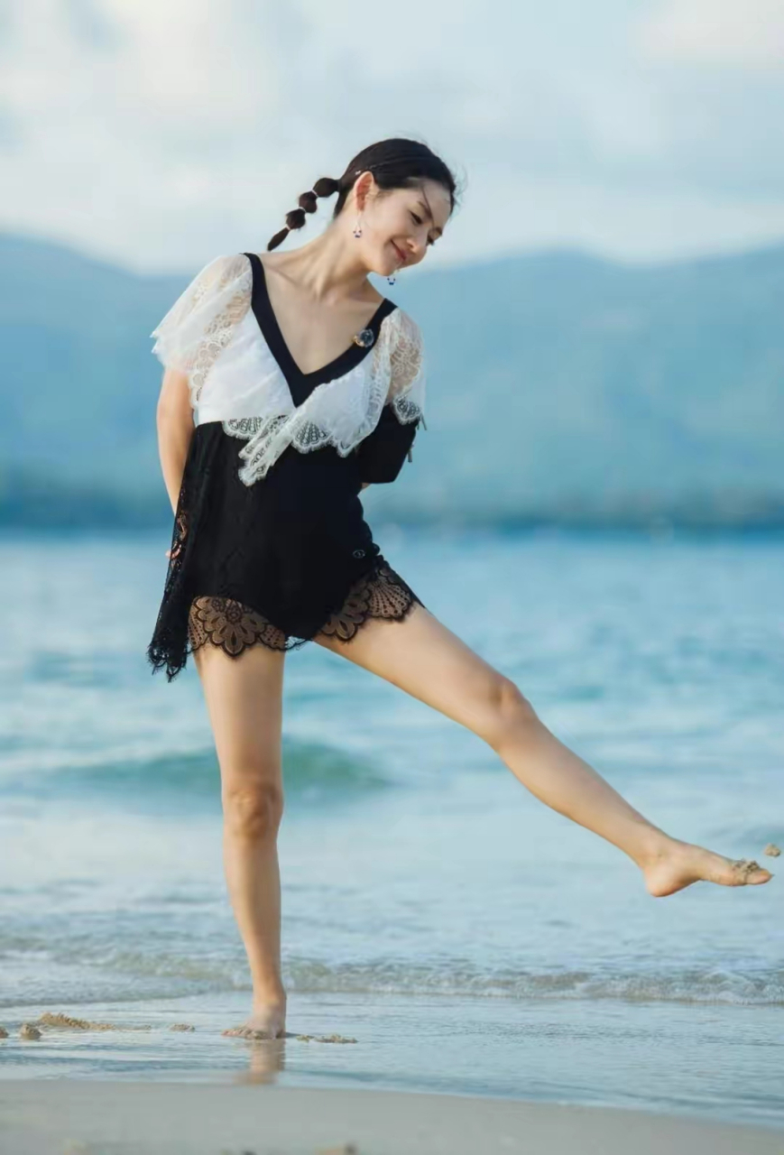42岁谢娜晒海边秀身材,穿蕾丝泳衣吸睛,一双大长腿不像三娃妈