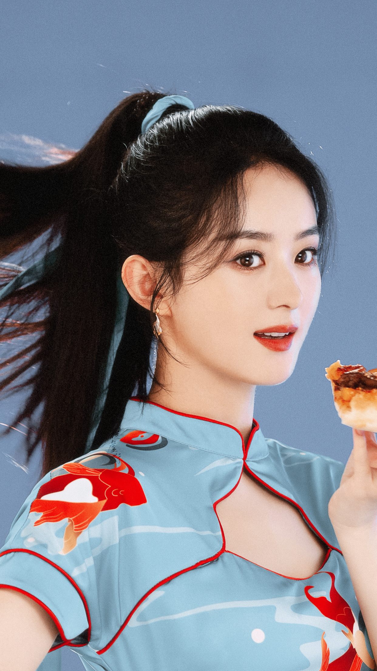 赵丽颖国风旗袍写真,眼神清澈,优雅灵动,英气十足