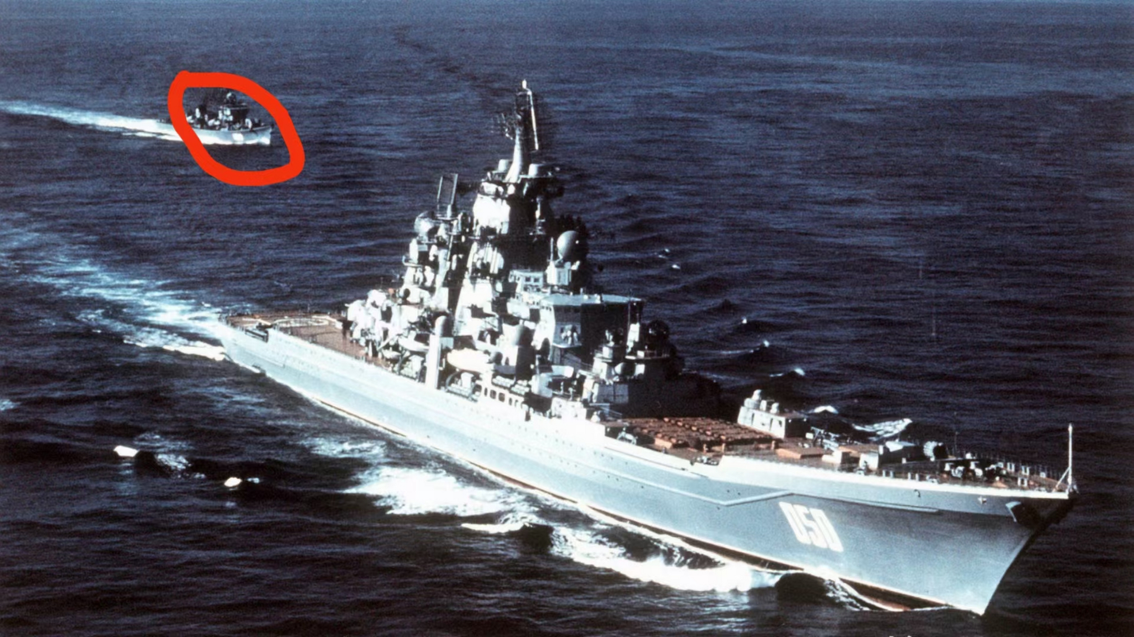 1985年,当时中国海军最先进的重庆号驱逐舰,追击比它大7倍的苏联海军