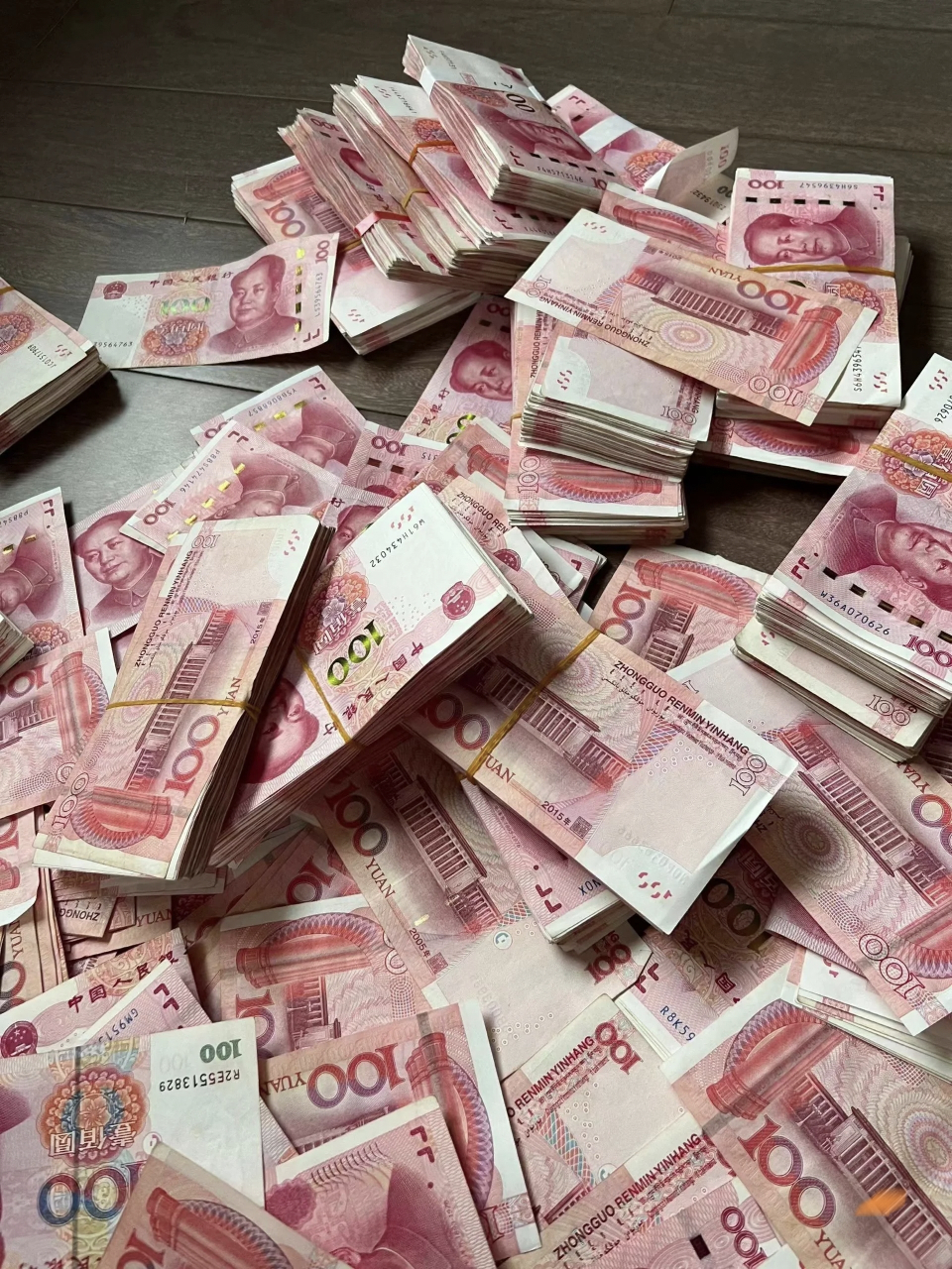 不难,我认识的人里有十几个,各行各业都有,我自己每年也都能赚几百万