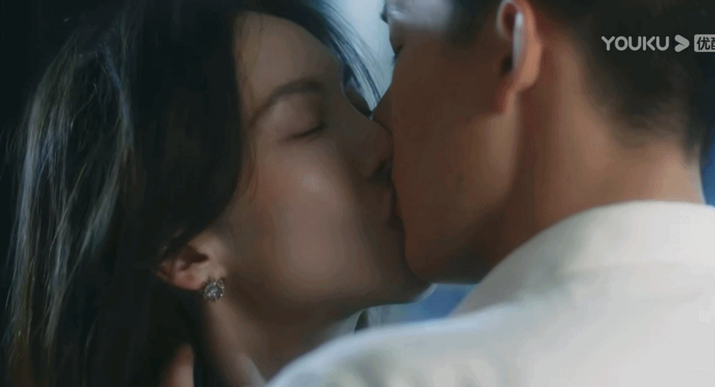 金晨与24岁的王安宇主演的《炽道》,在剧中的亲吻镜头已经不是用"多"