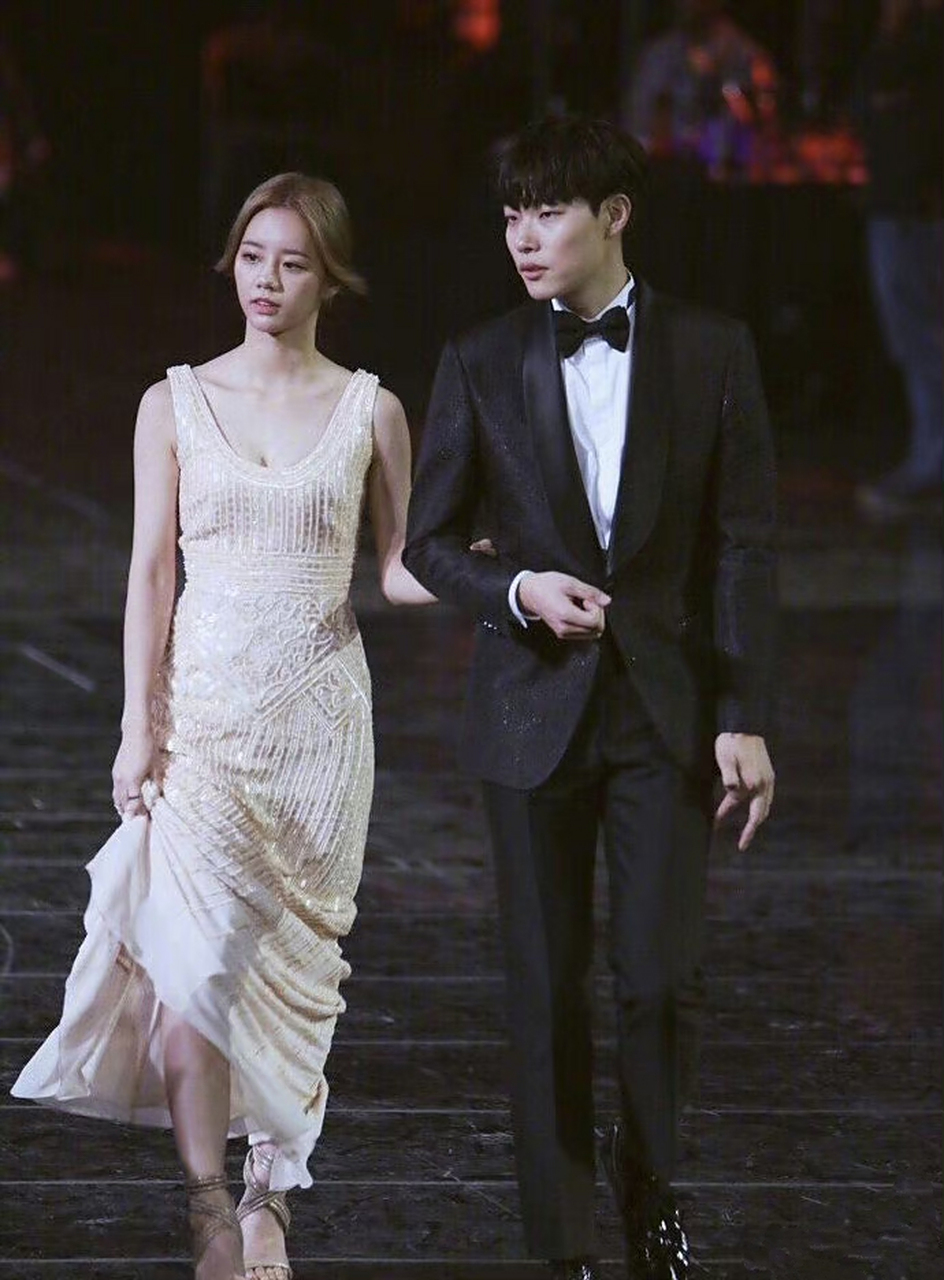 韩剧《请回答1988》演员李惠利和柳俊烈分手,两人过去的甜蜜时刻如今