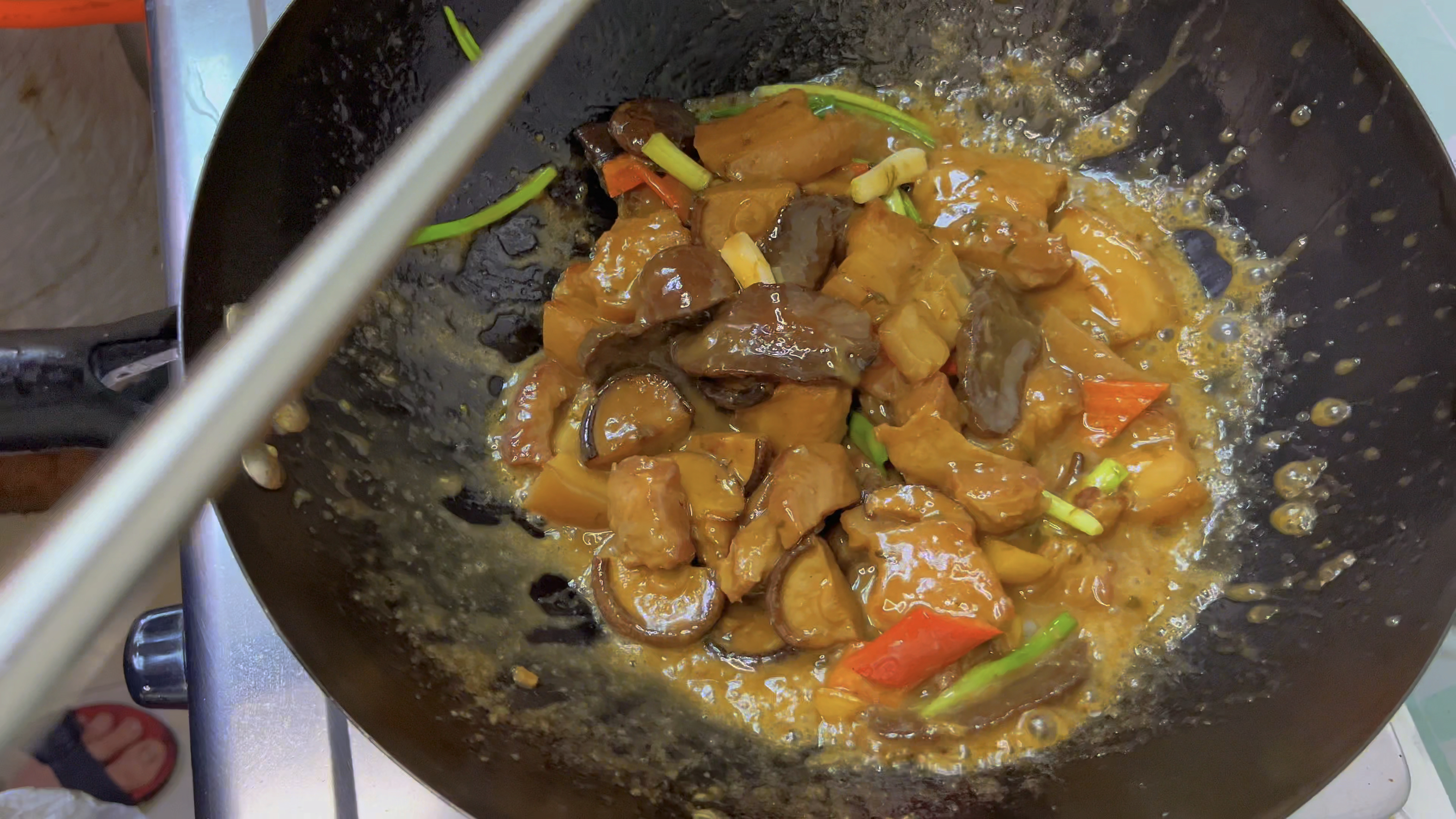 用18年的老菜脯做“潮汕红烧肉”,肥而不腻,香味独特