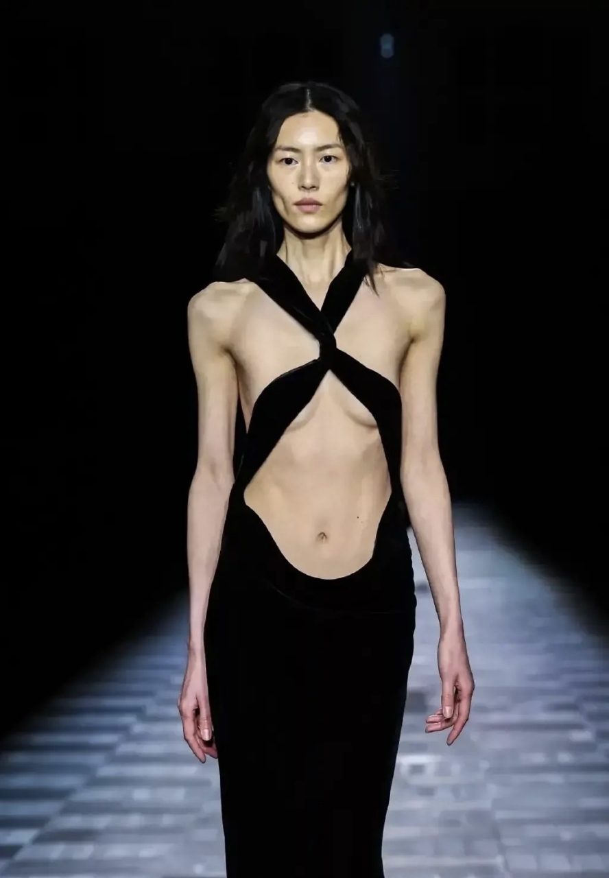 大表姐刘雯,真是行走的骷髅,什么时尚,性感,高雅……我编不下去了