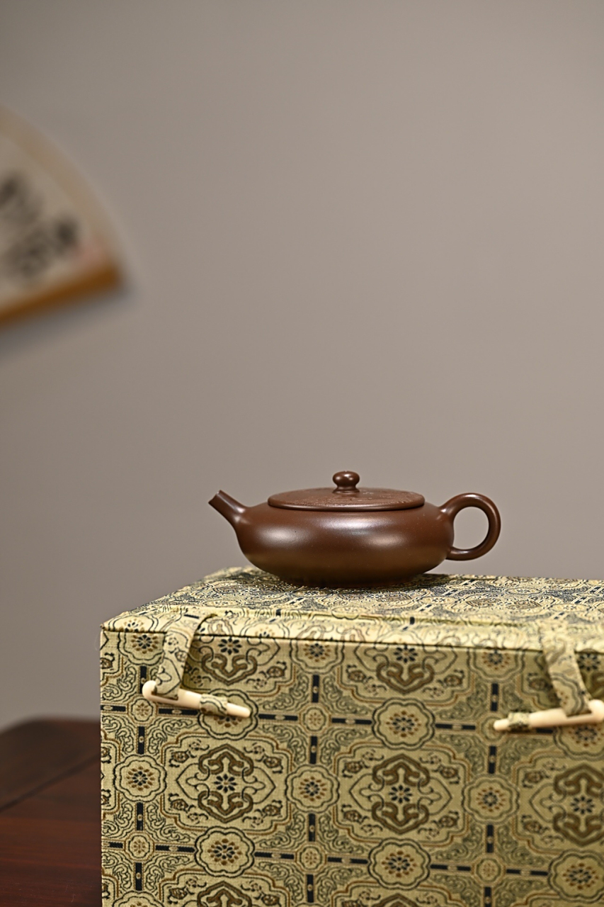 紫砂壶,泥料中有一种比较独特的泥料,爱之深恨之切,它就是段泥,段泥是