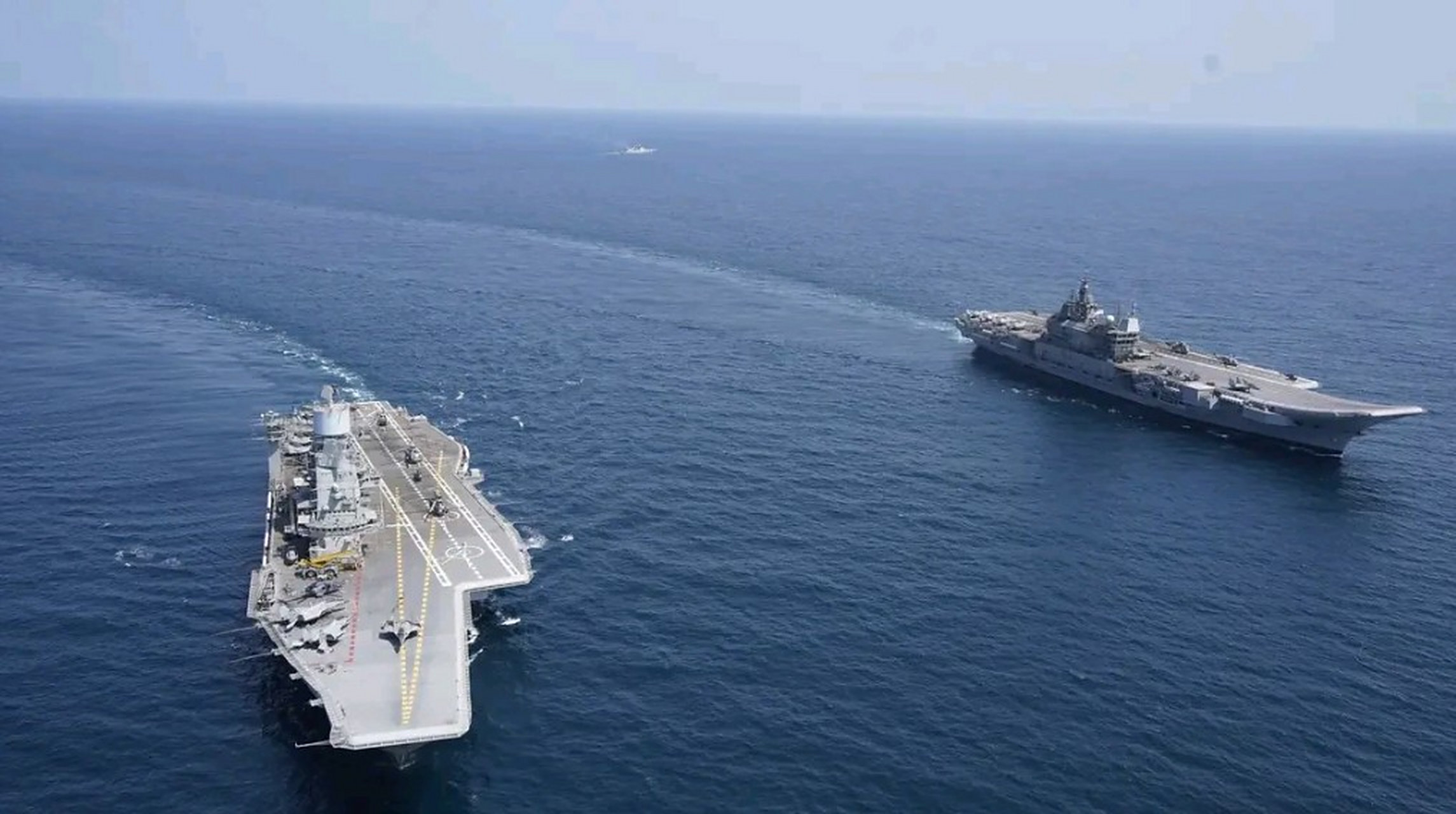 印度海军昨天公开了自己的双航母编队,在印度洋上进行编队训练的照片