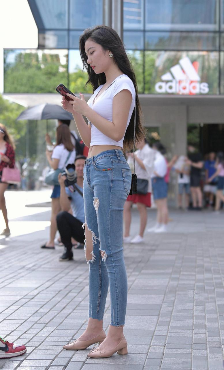街拍破洞牛仔裤美女#日常穿搭# #时尚街拍美女