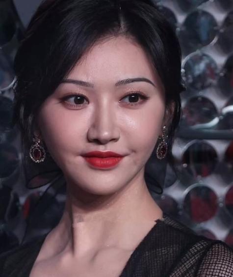 杨幂修图前后的差距虽然有点大,但至少我们知道她也是凡人一个.