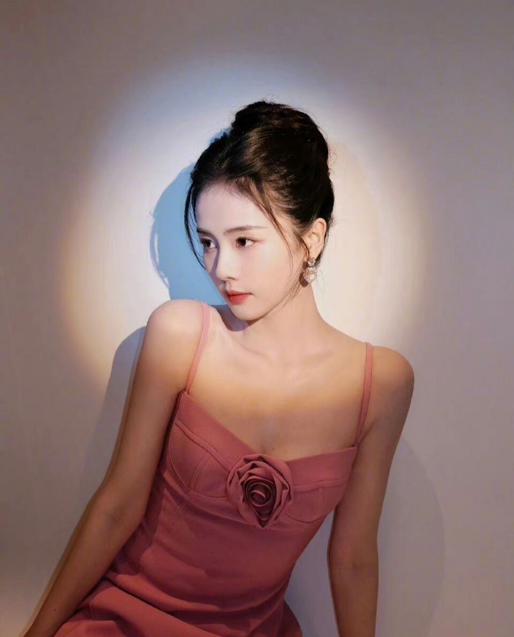 白鹿换风格了,白鹿最新直播造型好美腻,粉色玫瑰裙搭