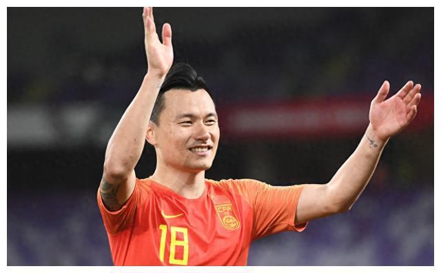 前国足郜林娶亚洲小姐远离赛场,生活舒心惬意,身材发福挺大肚腩