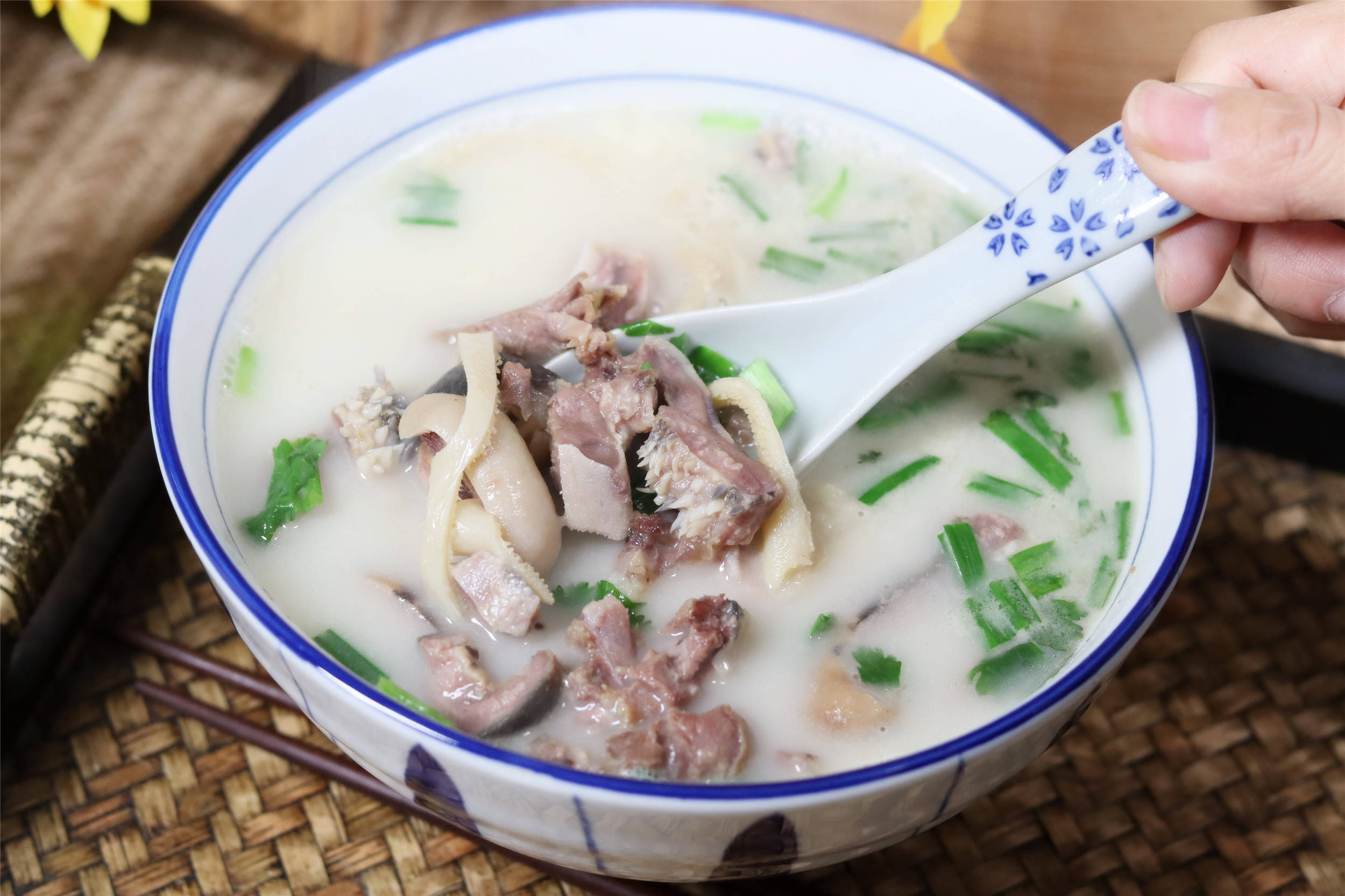 品味正宗羊杂汤:一碗暖胃的美食享受