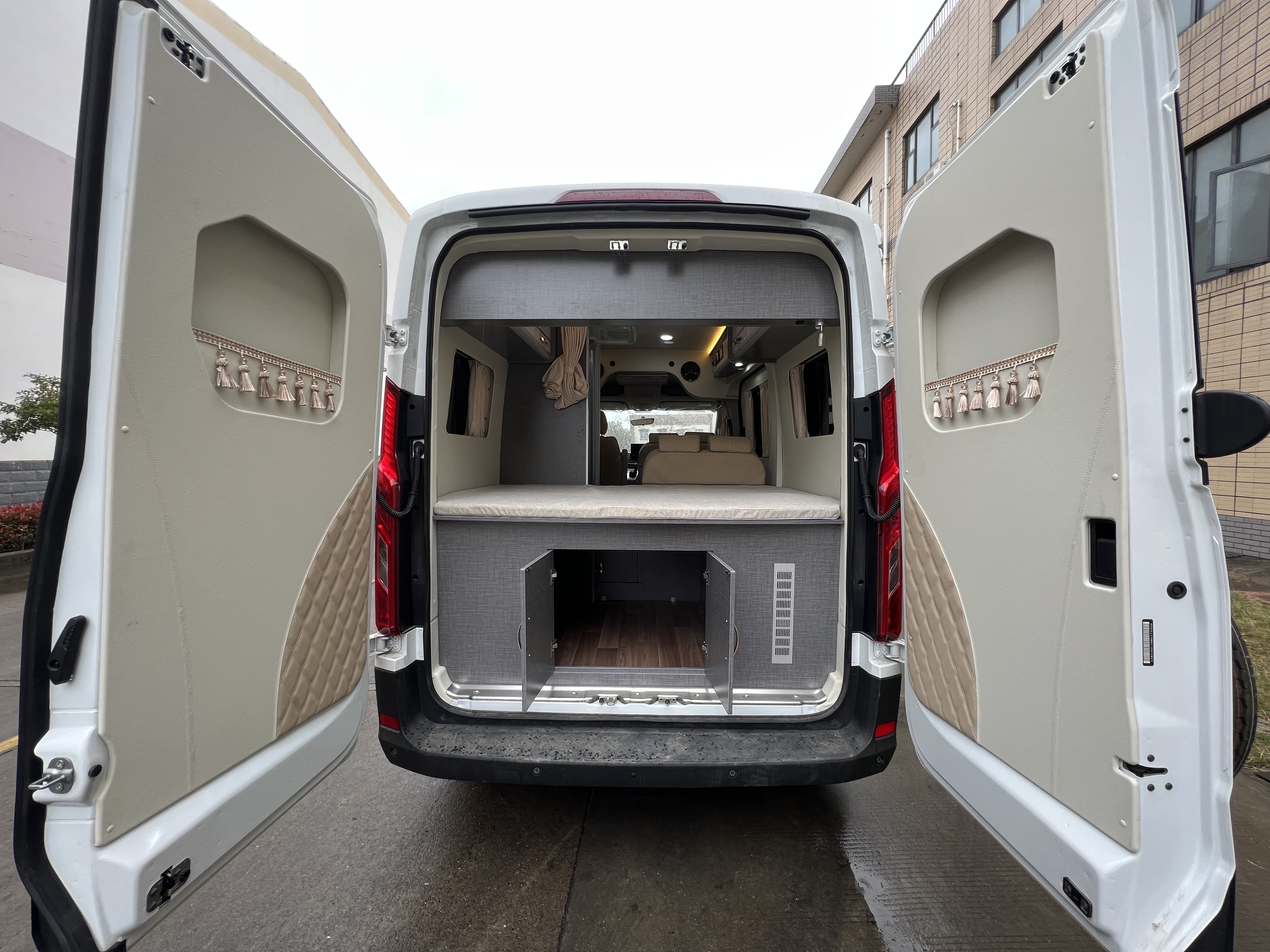 国六大通v90短轴高顶自动挡房车