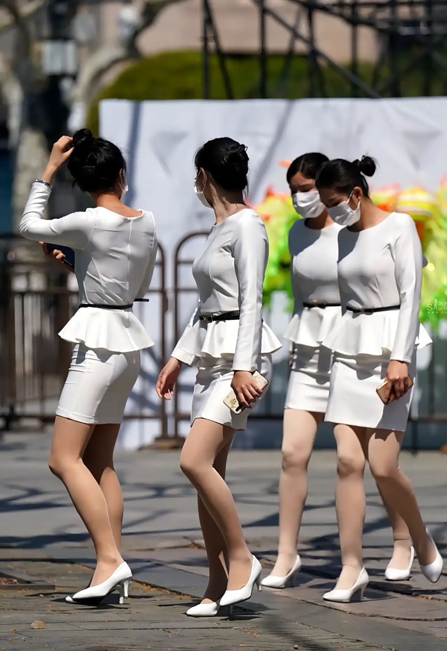 街拍:白色职业装搭配丝袜高跟鞋,精神干练,看起来业务能力很强.