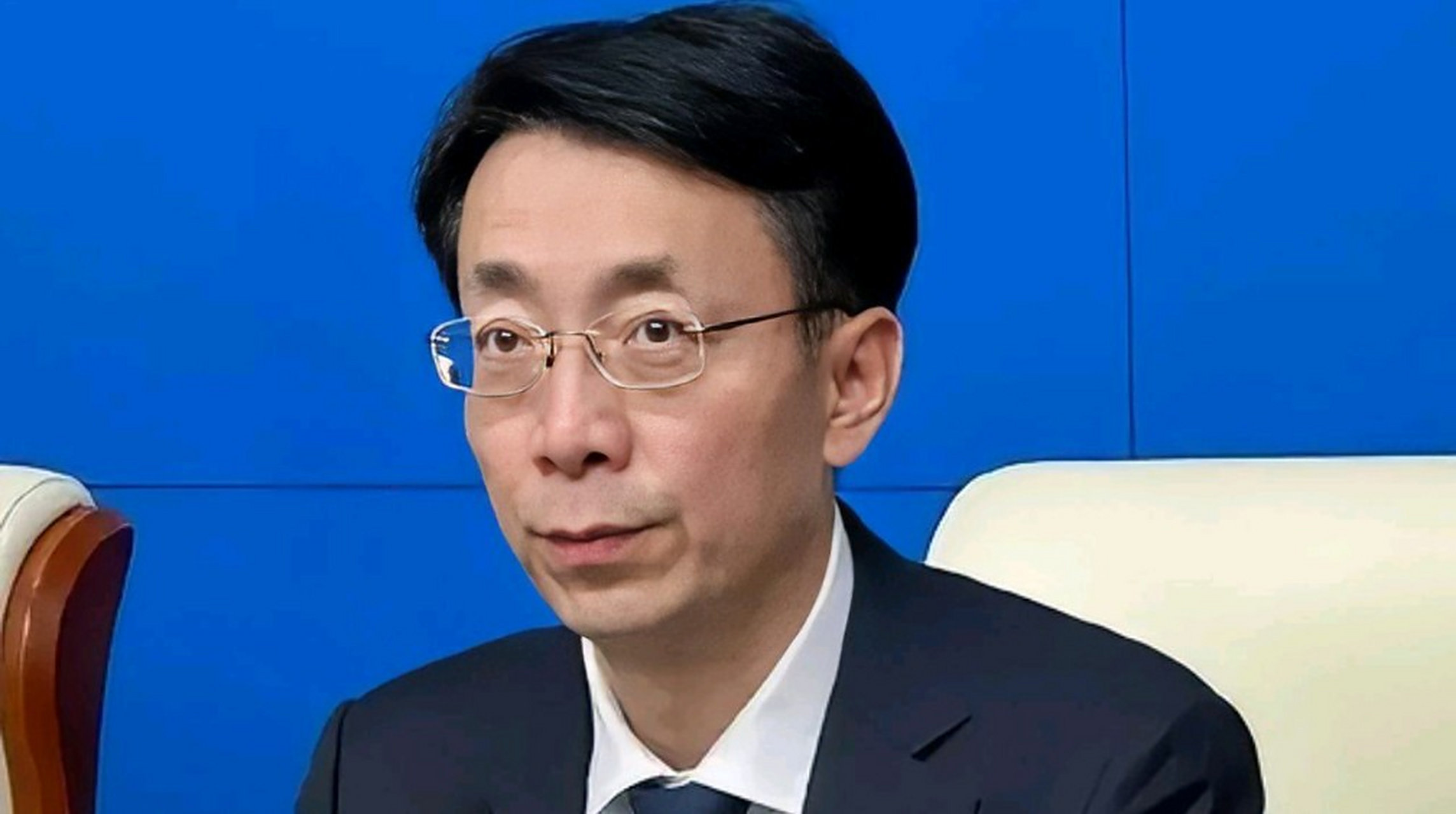 中石油老总和情人手拉手在成都街头旁若无人的高调逛街,被摄影师拍照