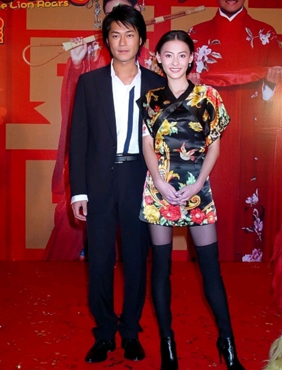 《张柏芝》 张柏芝和古天乐早期合影,古天乐长得真的很黑,不过看得