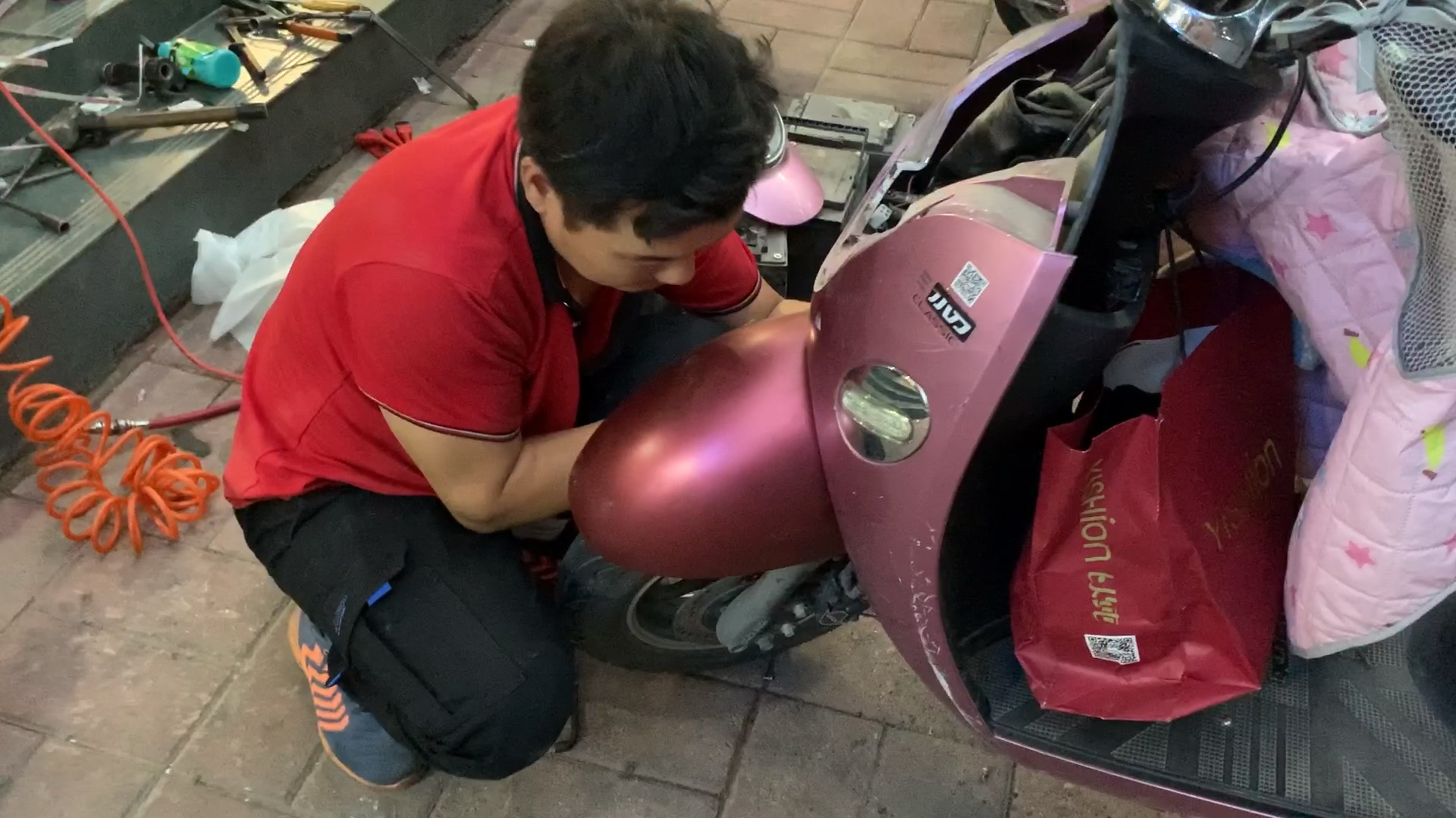 50元定制的电动车挡板到货,5个螺丝安装半小时,老板说不挣钱