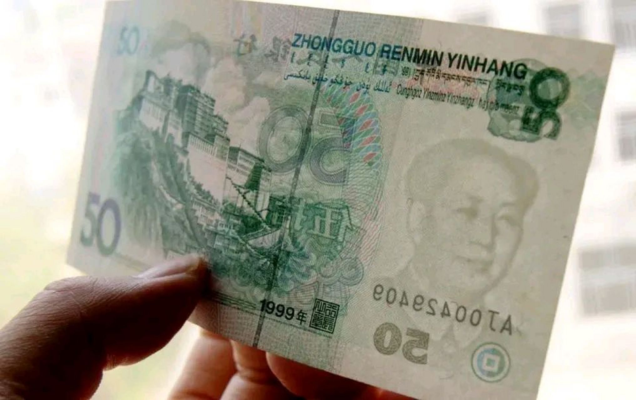 贵州毕节,男子在一路口,发现地上散落很多50元纸币,捡起来一看,竟然是