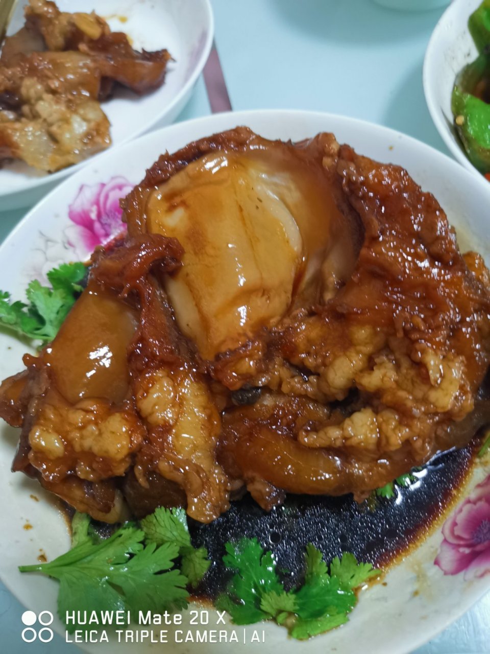 丹姐今天给大家分享的是 酱香牛窝骨,炝拌银耳