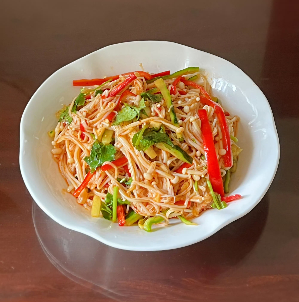 夏天,最喜欢的就是凉拌小菜,最近做的凉拌菜:  拌鸡胸肉:鸡胸肉煮好撕