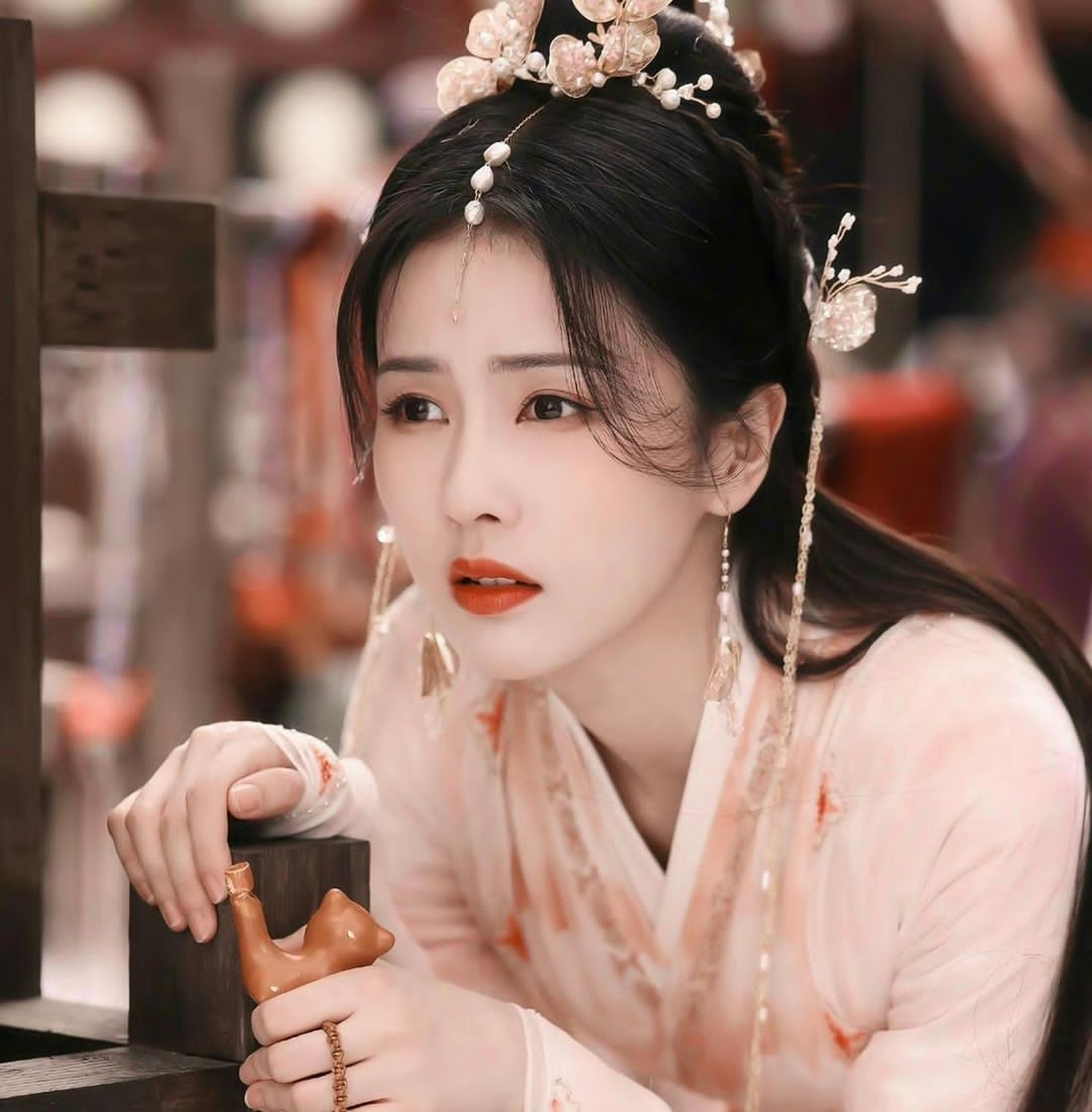 近日,白鹿在社交平台上分享了一组唯美的电视剧古装照片,引起了广泛的