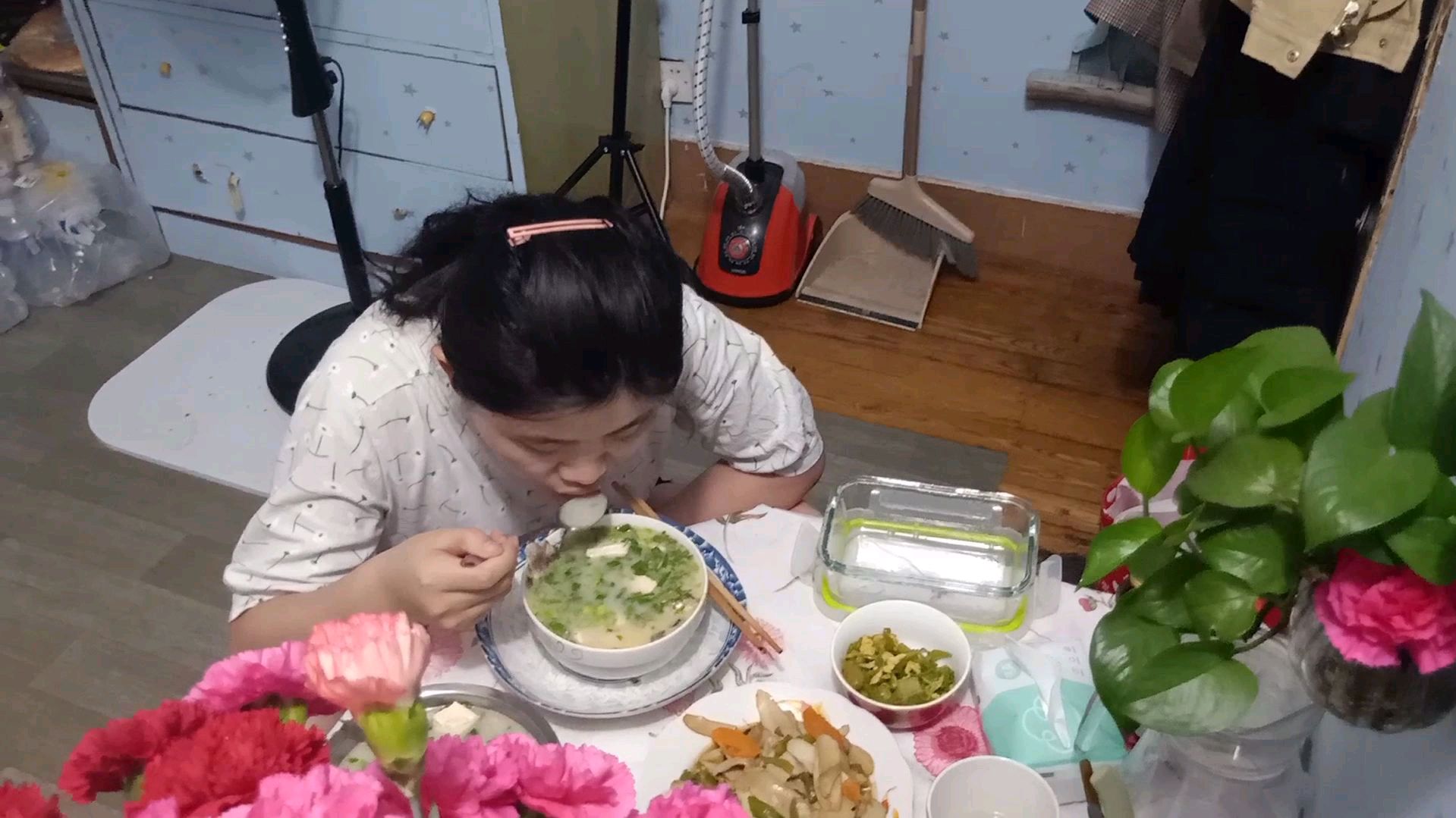 南京的小妞买了两条鲫鱼,做个鲫鱼豆腐汤,鱼汤熬成了奶白色不错