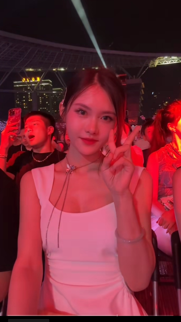 近日,一组大杨哥,大杨嫂和小杨哥的合照在网络上疯传.