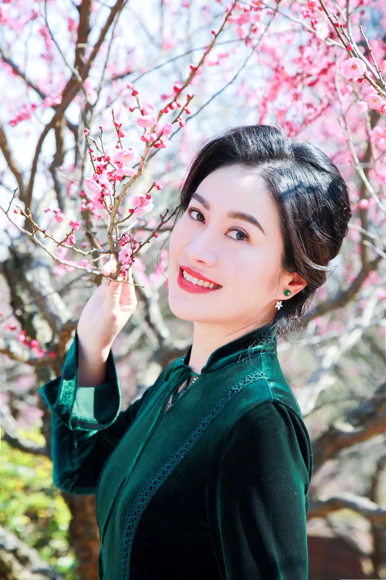 港星叶璇晒最新写真:不惑之龄尽显知性美