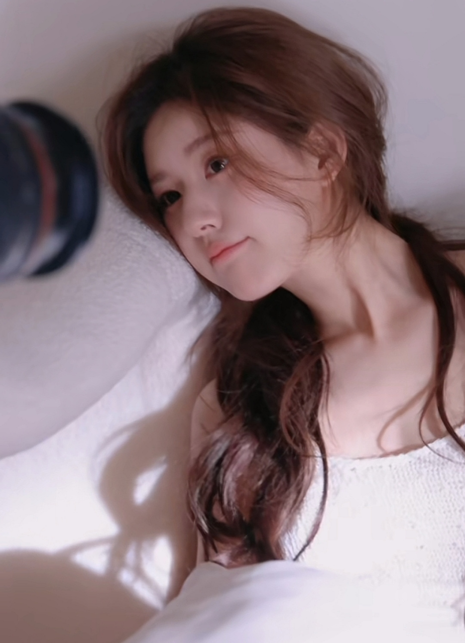 赵露思发新歌录制mv,清透妆容衬托白皙好肤色,低马尾微卷蓬松韩范十足