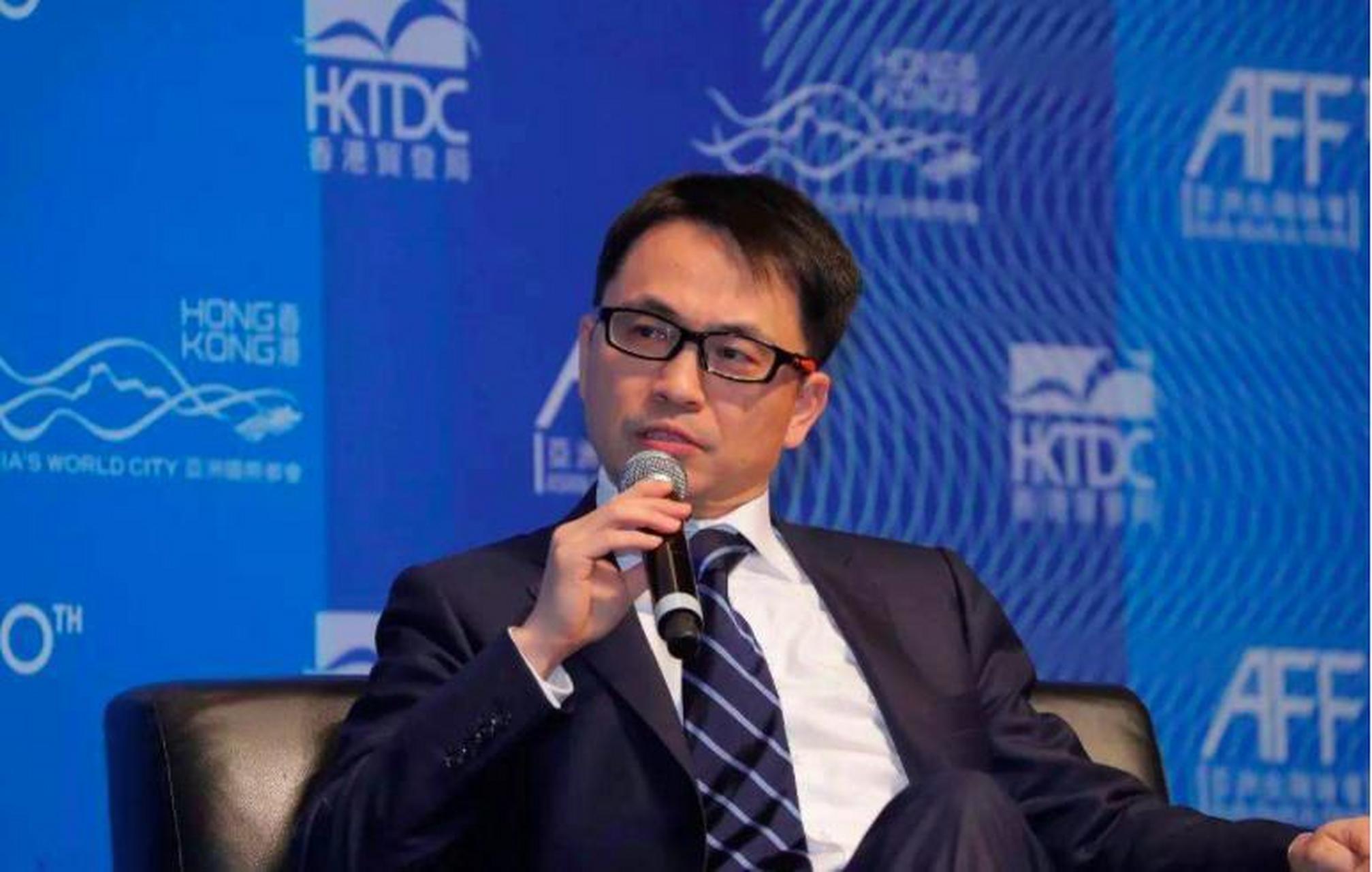 2017年,张磊一口气捐了3个亿给人大,张磊的老乡听到消息后,火急火燎的