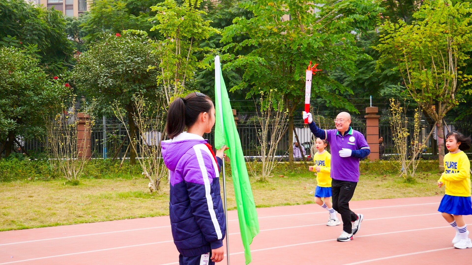 东坡区齐通小学举行第三届冬季运动会