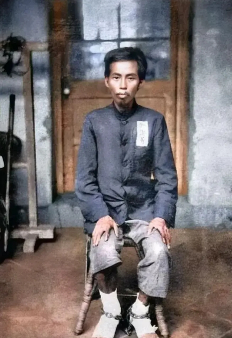 这是1915年,台湾监狱,抗日英雄余清芳,被"判处"死刑前,留下的最后一张