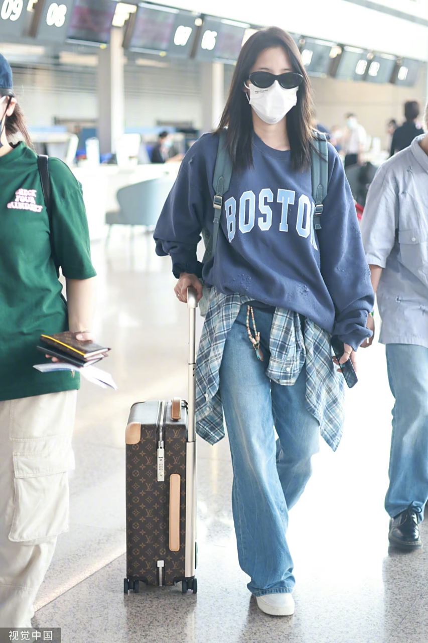 欧阳娜娜现身上海虹桥机场街拍