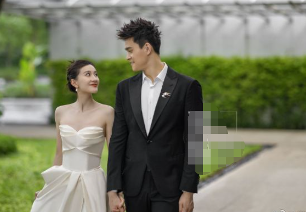 孙杨张豆豆晒婚纱照秀幸福!夫妻俩海边甜蜜相拥